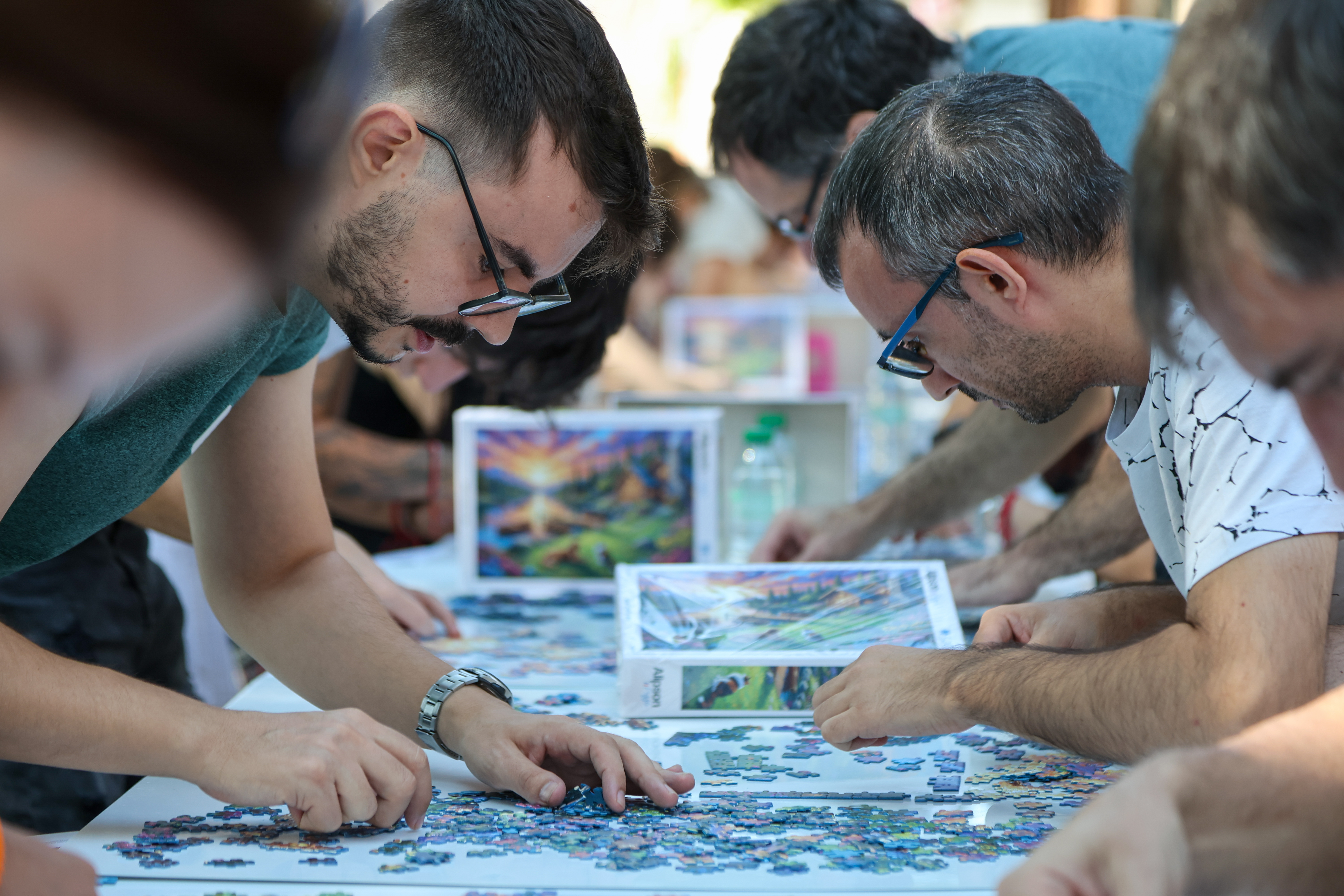 Personas revisando fotografías de un reportaje